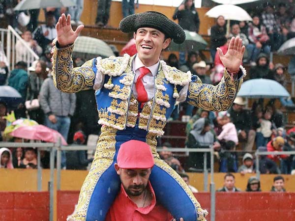 José María Macías corta dos orejas en Hueyotlipan