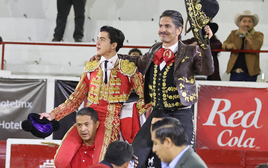 Emiliano Gamero y Marco Pérez, a hombros en León