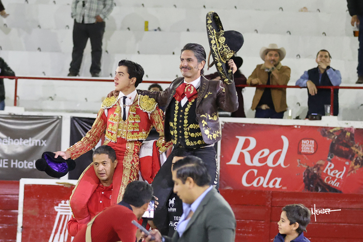 Emiliano Gamero y Marco Pérez, a hombros en León