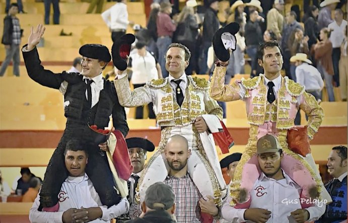 Ferrera, Francisco Martínez y El Galo, triunfo contra la lluvia en El Grullo