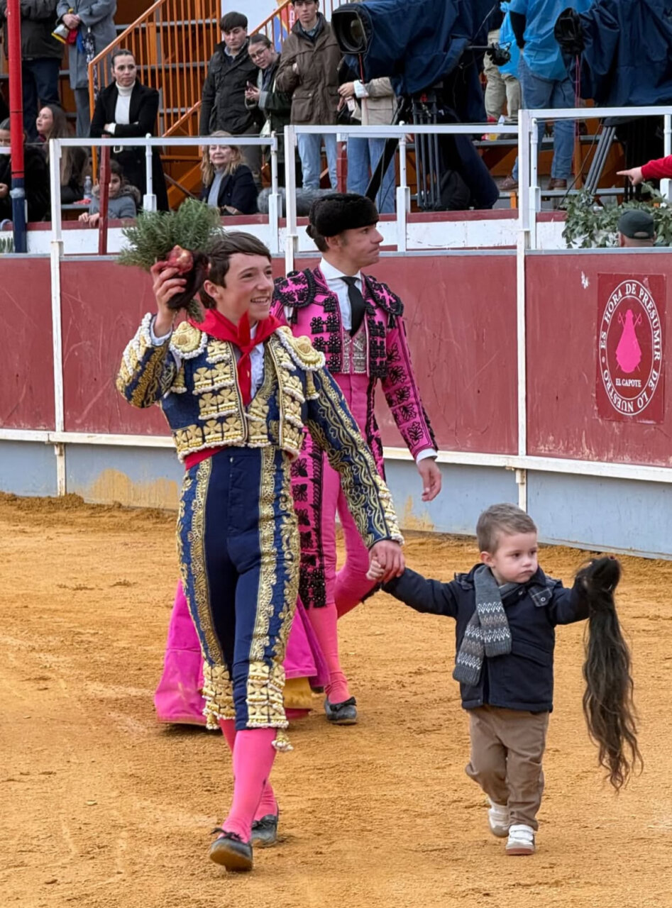 Manuel León y Realito cortan un rabo en La Puebla del Río