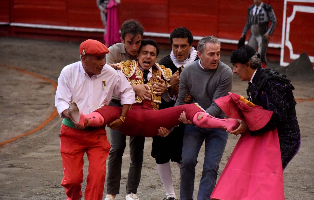 Juan de Castilla, fractura de tibia y cornada que atraviesa el muslo en Manizales