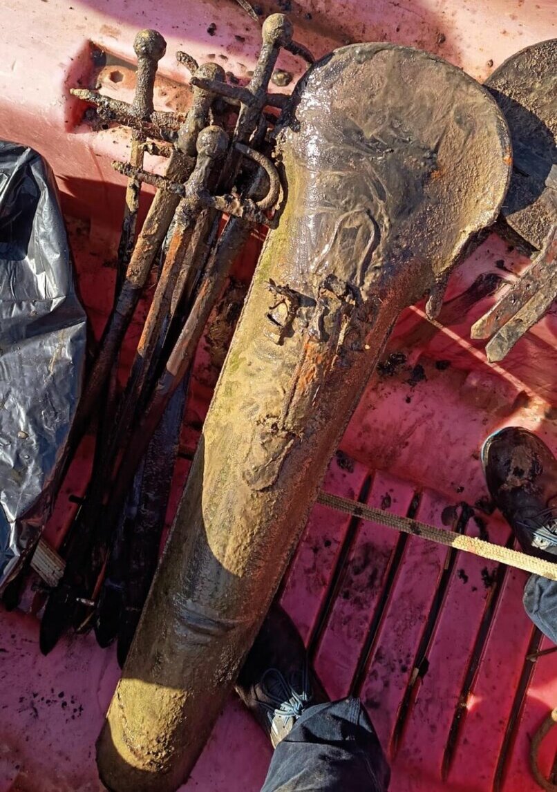 Encuentran el fundón de espadas de Zulueta en el fondo del Guadalquivir