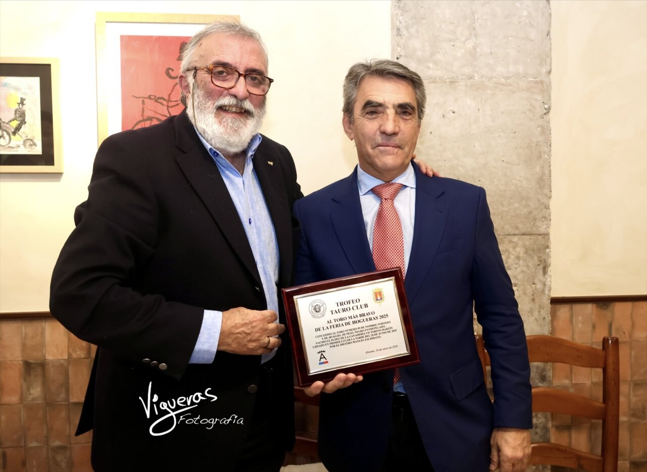 Victorino recibe en Alicante el Trofeo Tauro Club al toro más bravo