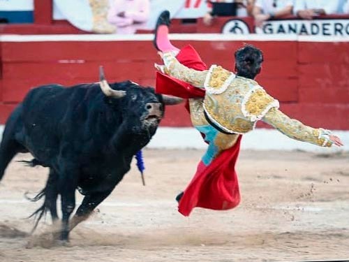 Diego Silveti, intervenido de dos cornadas: 15 cm en glúteo y 8 cm en muslo derecho en Mérida