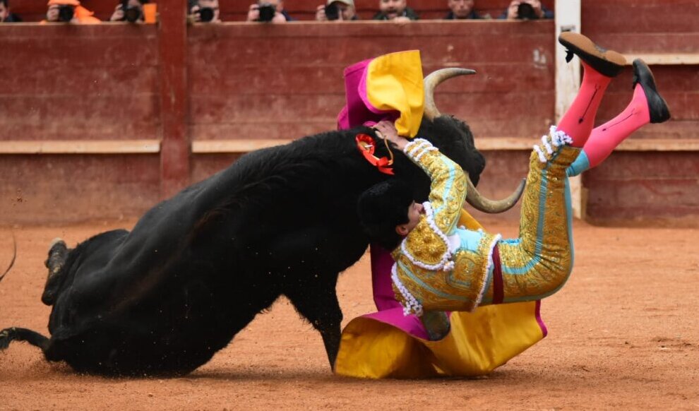 La aparatosa voltereta a Julio Méndez, en imágenes