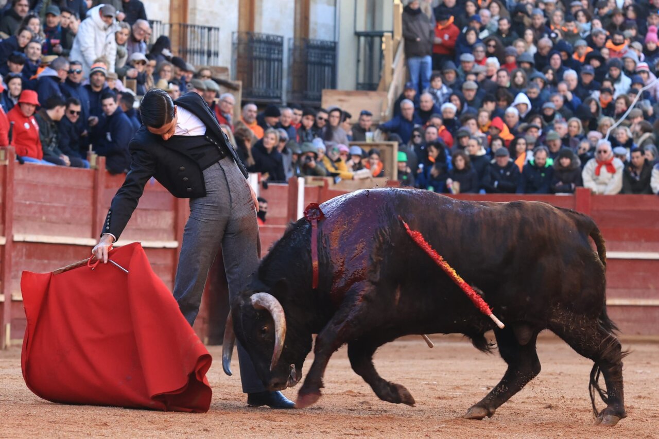 El Mene, sin espada, destaca en Ciudad Rodrigo frente a la torería de Urdiales y Aguado