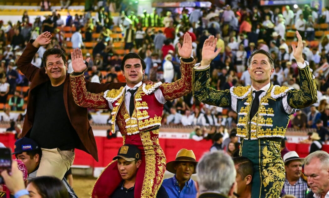 Gran triunfo de Colombo, a hombros con Fandi y Escribano en San Cristóbal