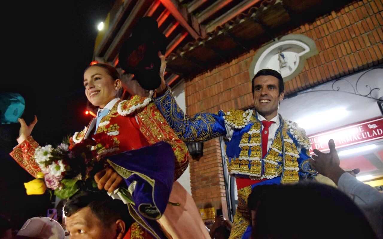 Emilio de Justo y Olga Casado, a hombros en Mérida