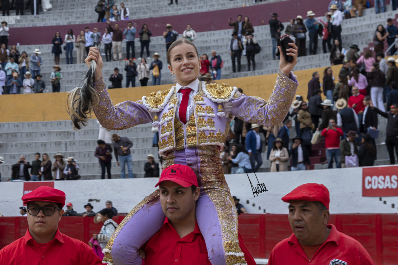 Olga Casado cae de pie en Ambato, indulto y primer nombre propio de la feria