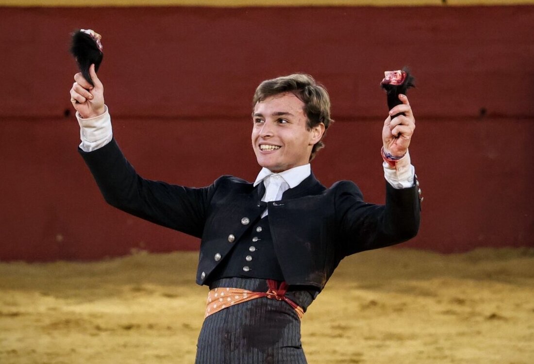 Once orejas en un triunfal festival en Guillena