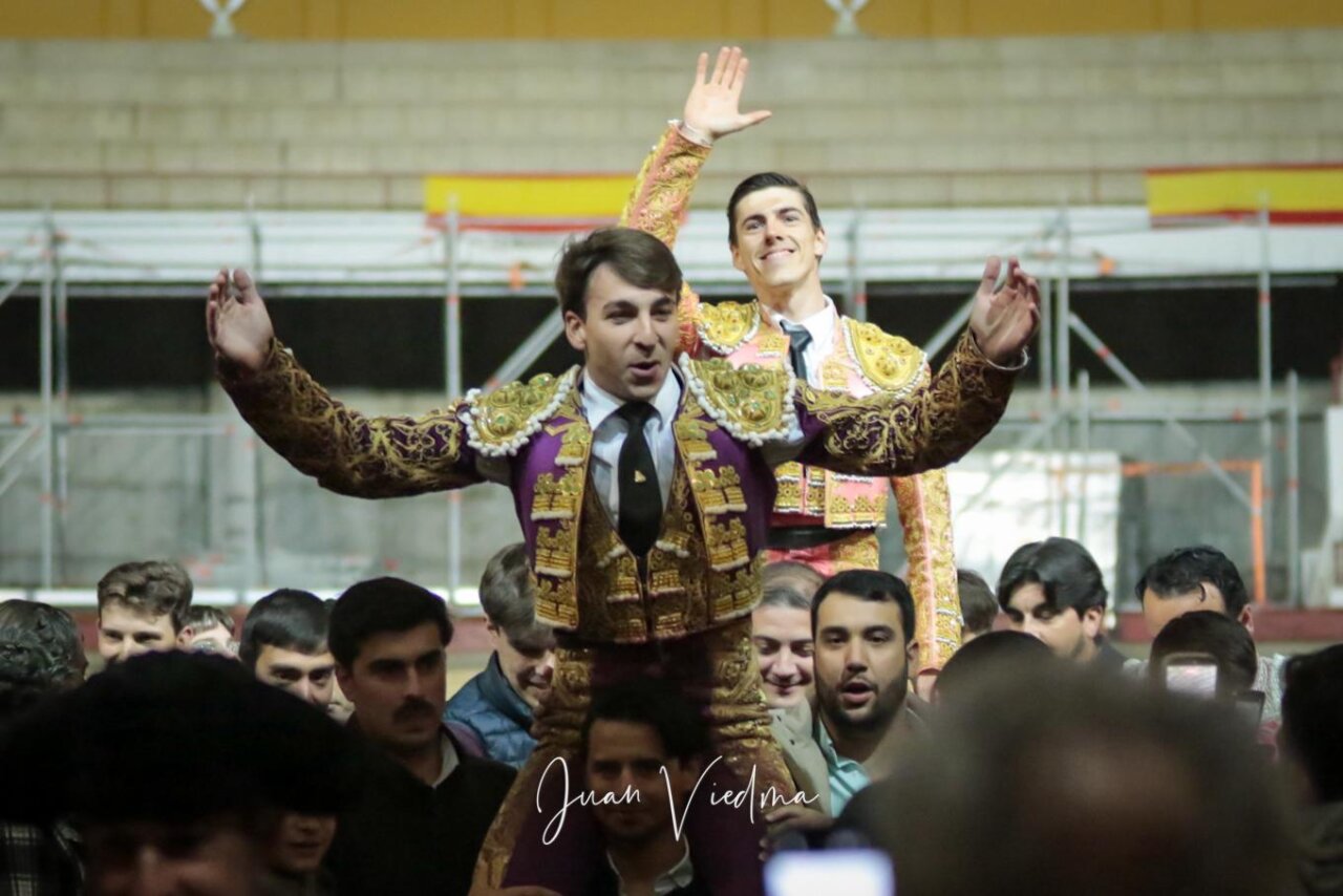 Debut con indulto de Duarte, a hombros con Fernández en Los Barrios