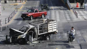 Un bloqueo con vehículos incendiados este domingo en una vía de Guadalajara (México).
