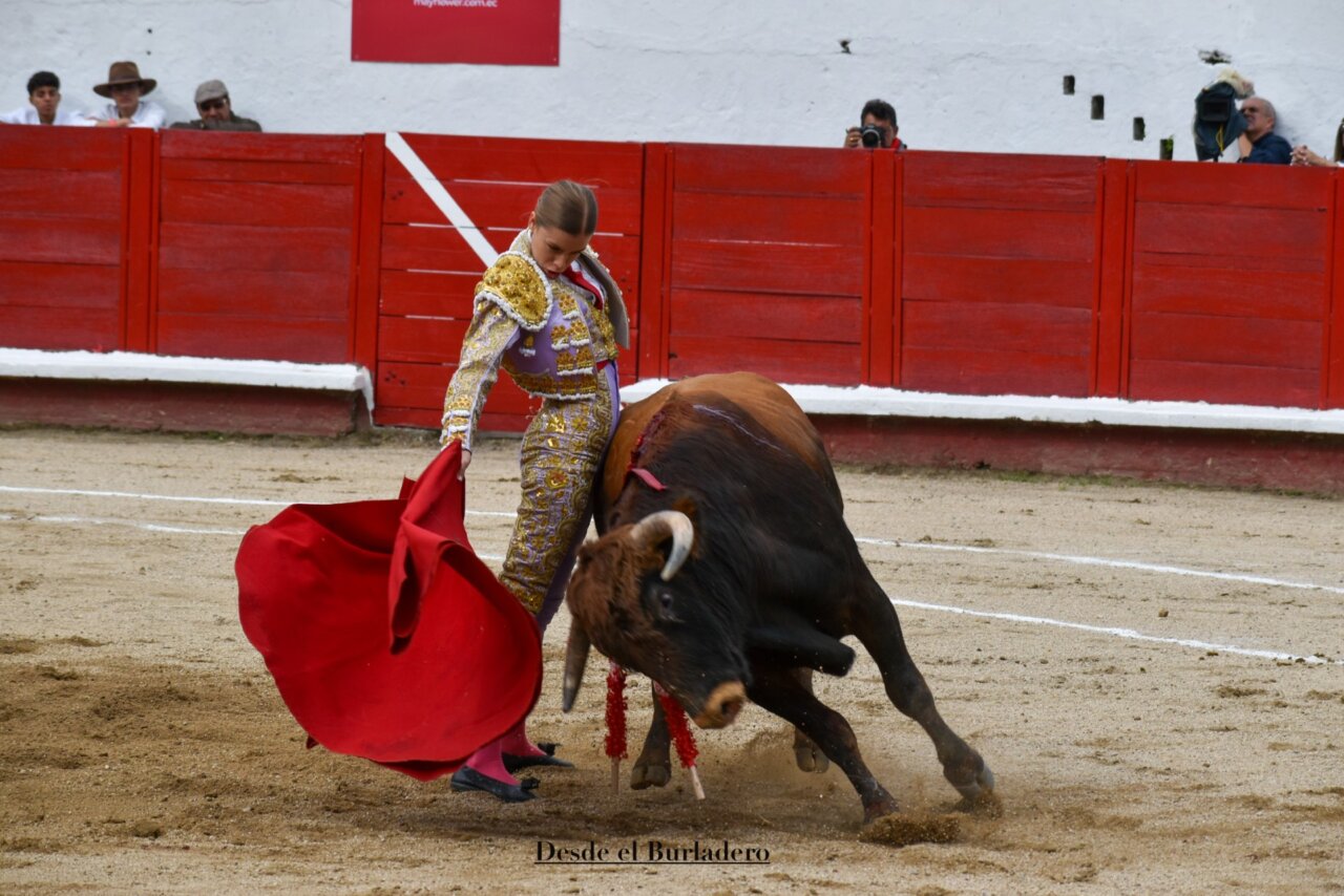 Olga Casado cae de pie en Ambato, indulto y primer nombre propio de la feria