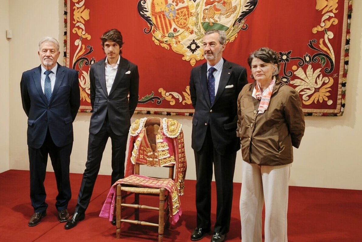 Sebastián Castella entrega el traje de su Puerta del Príncipe a la Real Maestranza de Caballería