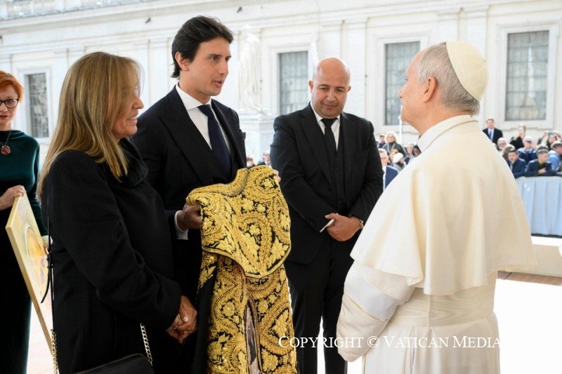Roca Rey entrega al Papa León XIV el capote de paseo del Señor de los Milagros