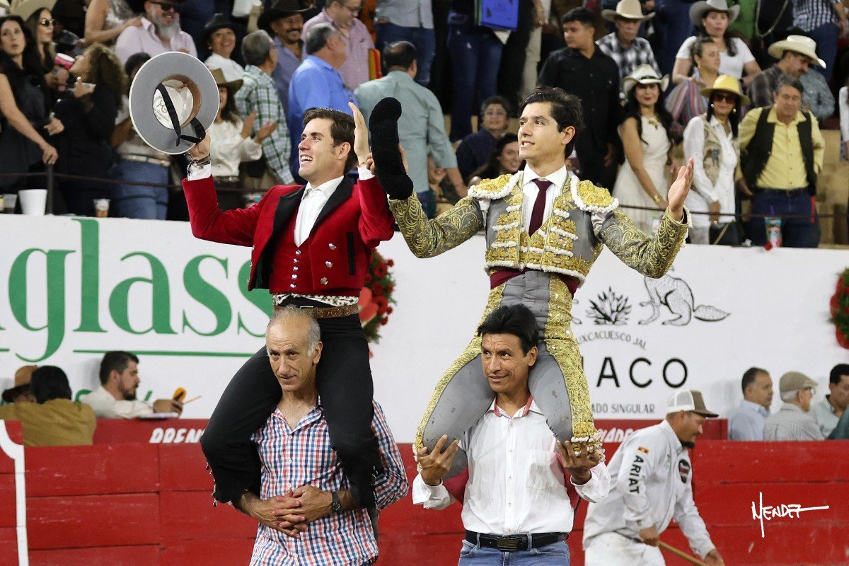 Guillermo Hermoso y Luis David inician el carnaval de Autlán de la Grana saliendo a hombros