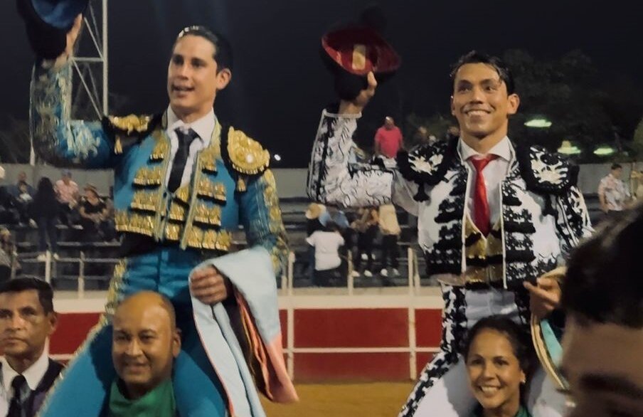 Indultos de Antonio Suárez y Kalío en bravo encierro de San Antonio