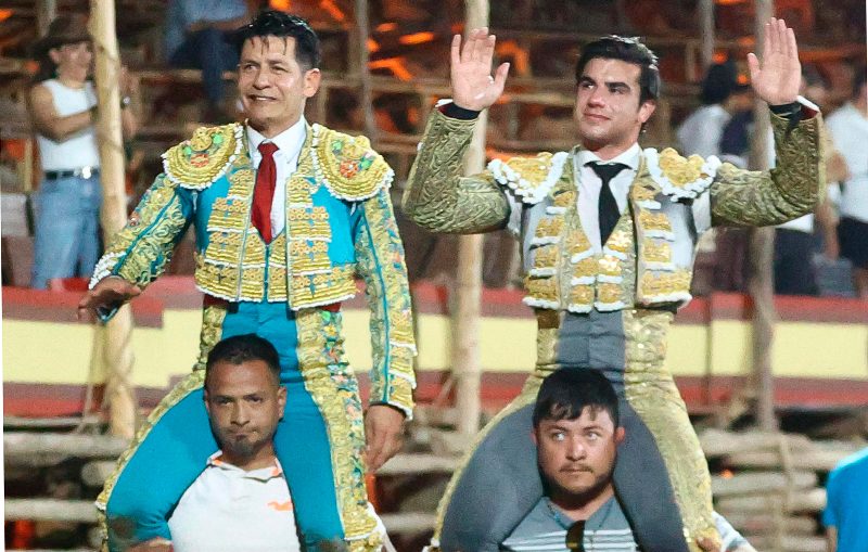 El Zapata y Colombo, a hombros en la Petatera de Villa de Álvarez