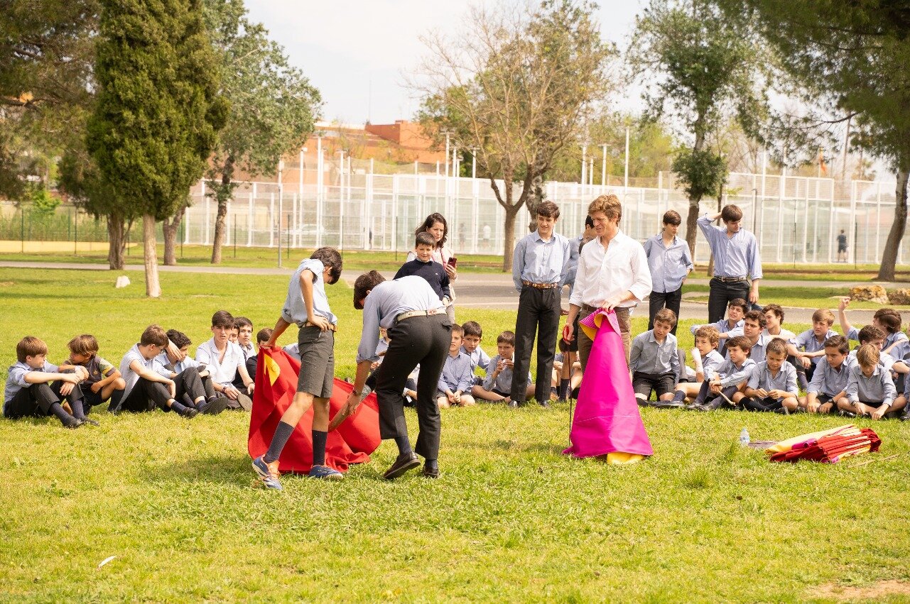 Borja Jiménez acerca el toreo a los niños y jóvenes de los colegios de Sevilla