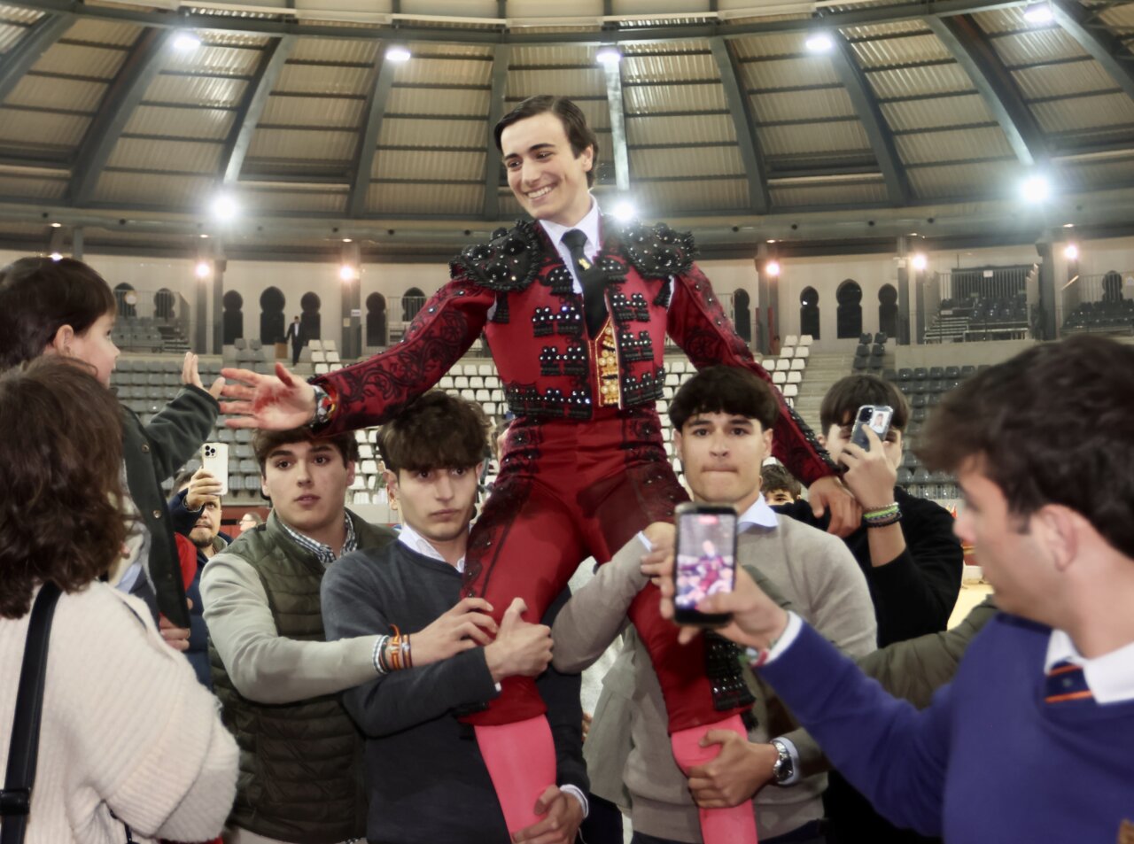 Rodrigo Villalón se reivindica en su tierra, a hombros en Villena