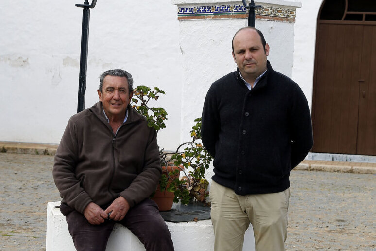 Luis Cuadri, junto a su tío Fernando en la finca Comeuñas. Foto: Arjona