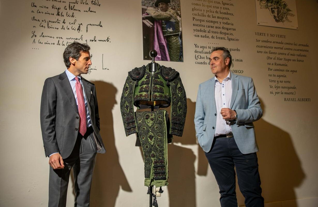 Juan Ortega dona un vestido al Archivo-Museo Sánchez Mejías de Manzanares