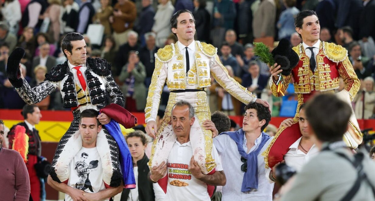 Triple puerta grande en Almendralejo: Emilio de Justo, Juan Ortega y Pablo Aguado, a hombros