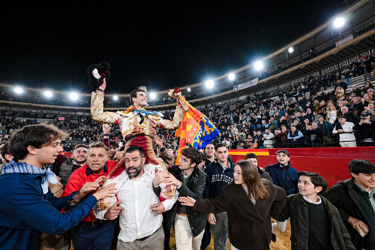 Ardieron las fallas: fuego en el ruedo, en el tendido y en el palco