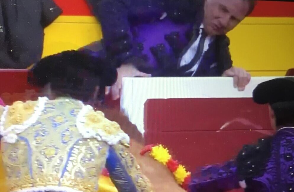 Dramática cogida contra las tablas a José Antonio Prestel