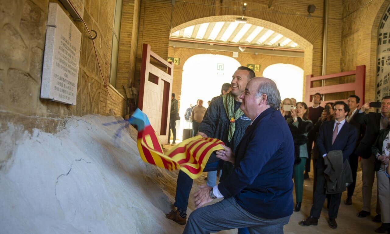 Santiago Domecq y Vicent Mompó descubren la placa homenaje a Escondido
