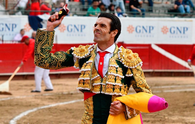 Oreja para Emilio de Justo y aparatosa voltereta para Diego Sánchez en Guadalajara