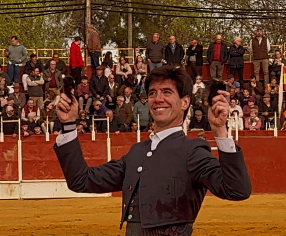 Esaú Fernández, dos orejas de un miura de vuelta en Lora del Río