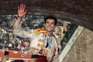 Samuel Navalón por la puerta grande el pasado 14 de marzo en Valencia. Foto: Vigueras