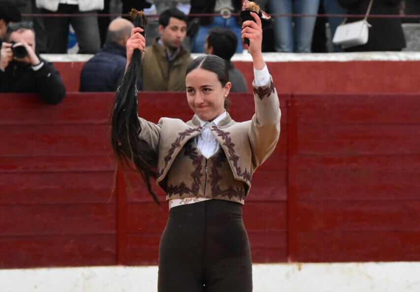 Raquel Martín corta un rabo en el festival de Villoria