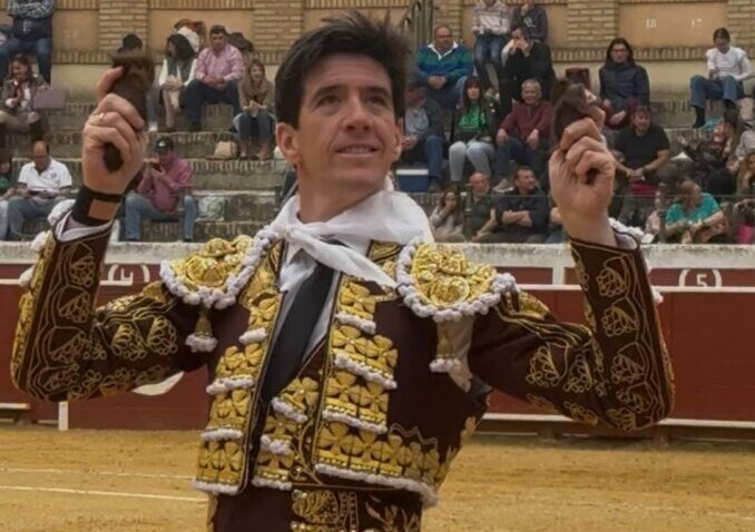 Esaú Fernández asegura la puerta grande en San Clemente