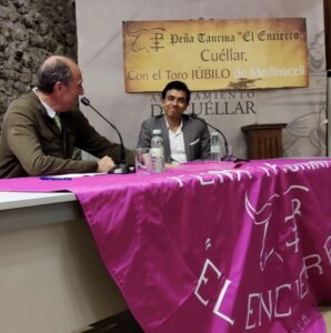 Francisco Salamanca, presidente de la Peña El Encierro, junto a Juan de Castilla. Foto: Diego de Diego