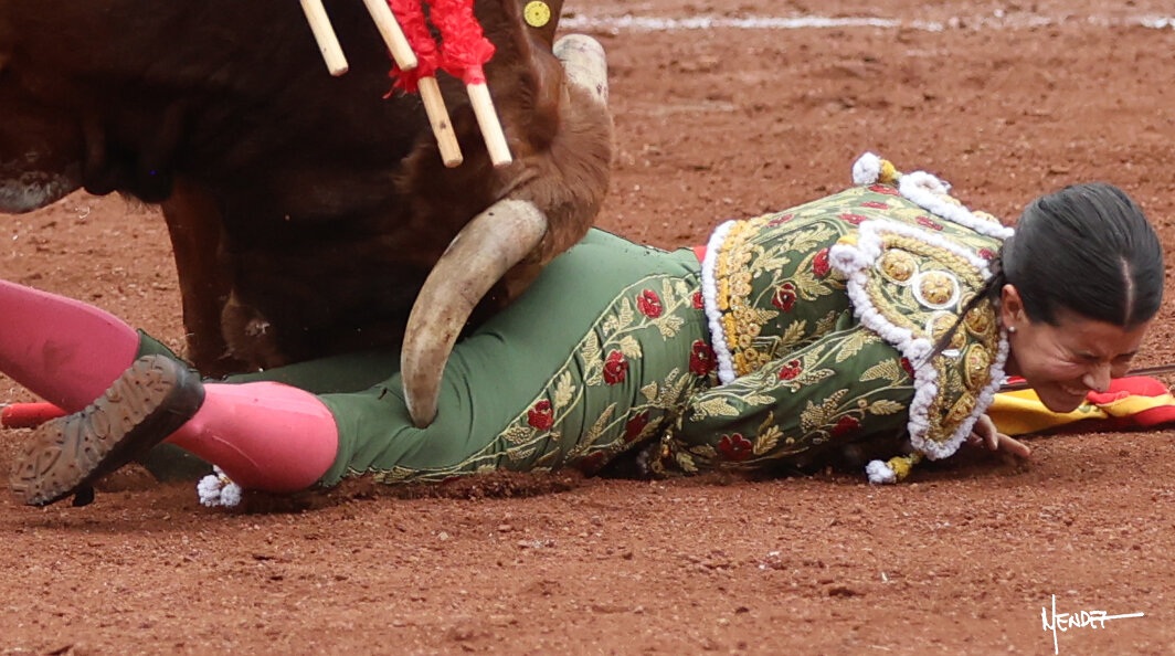 Miriam Cabas, cornada de dos trayectorias en el muslo en la plaza San Marcos