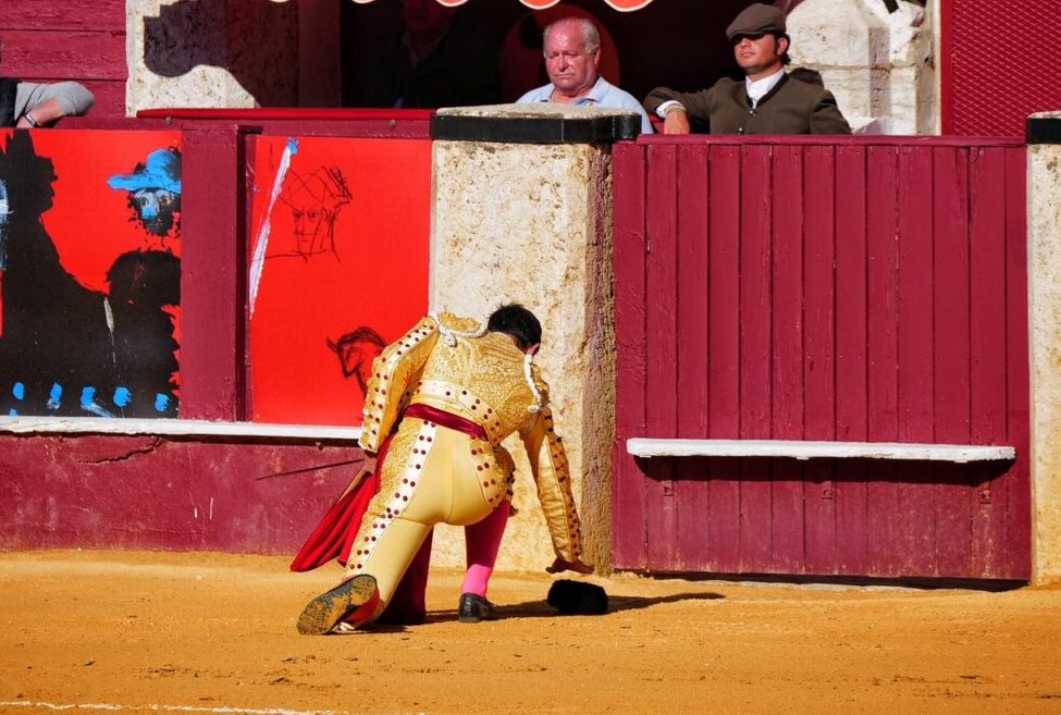 Réquiem, solemne toque de oración y paseíllo sin música por Ricardo Ortiz