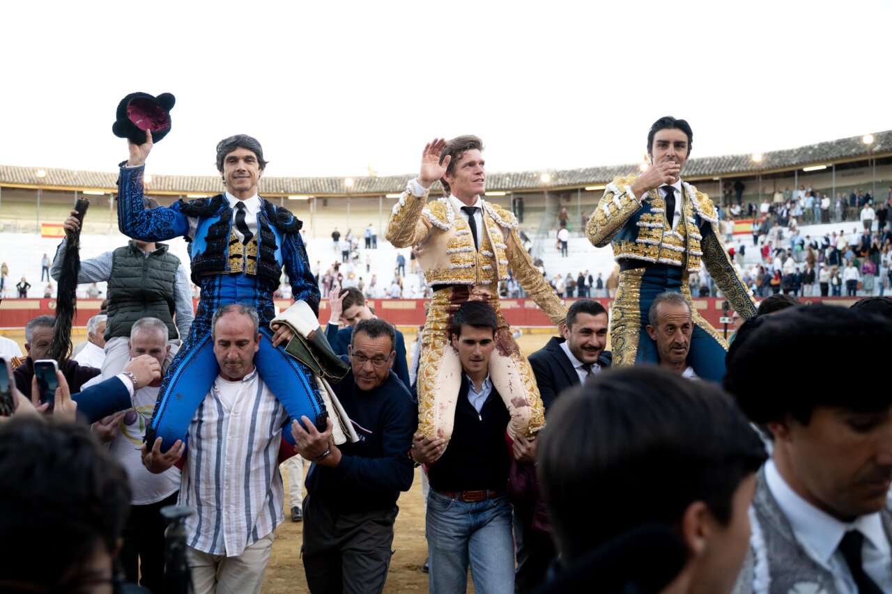 Siete orejas y un rabo y dos toros de Capea de vuelta en Cabra