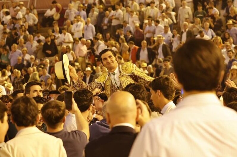 El público saca en hombros a Morante sin cortar orejas pero la autoridad impide la Puerta del Príncipe