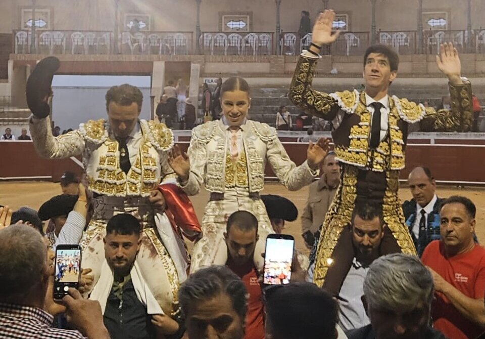 Indulto de Ferrera que triunfa con Esaú y Olga Casado en San Clement