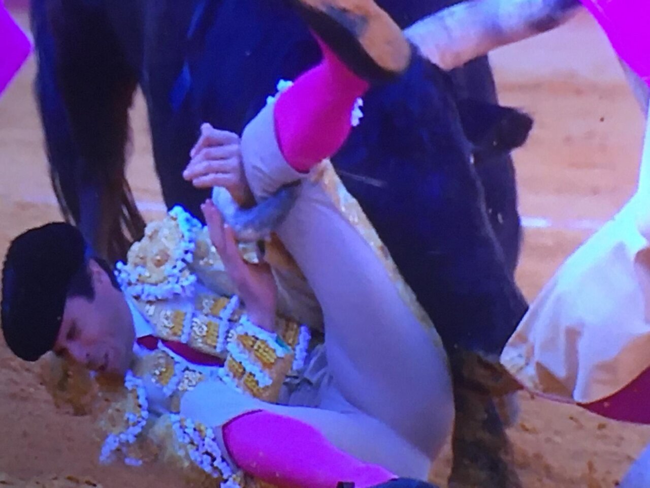 Juan Ortega se libra de milagro tras una fea cogida en el segundo en Málaga