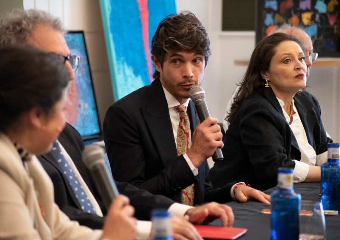 Presentado en Sevilla el libro "Castella, 5 lustros", obra de Olga Holguín