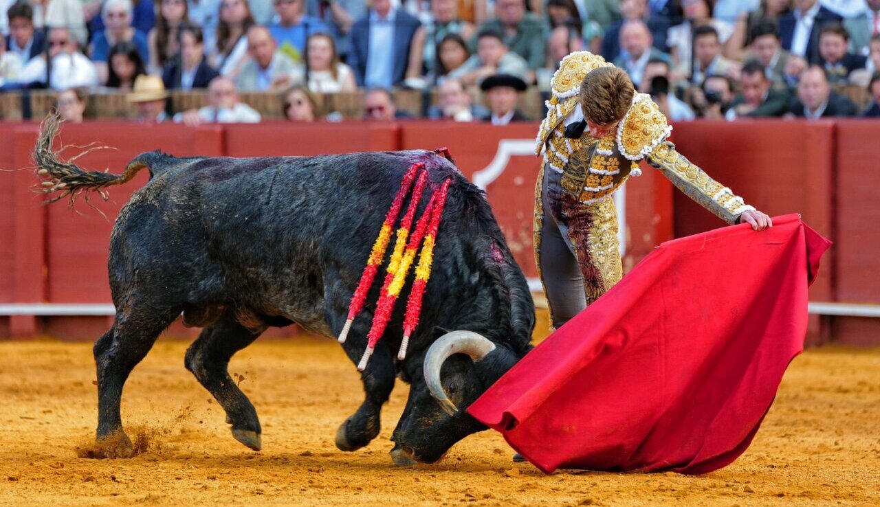 Gran toreo de Borja Jiménez sin espada en Sevilla