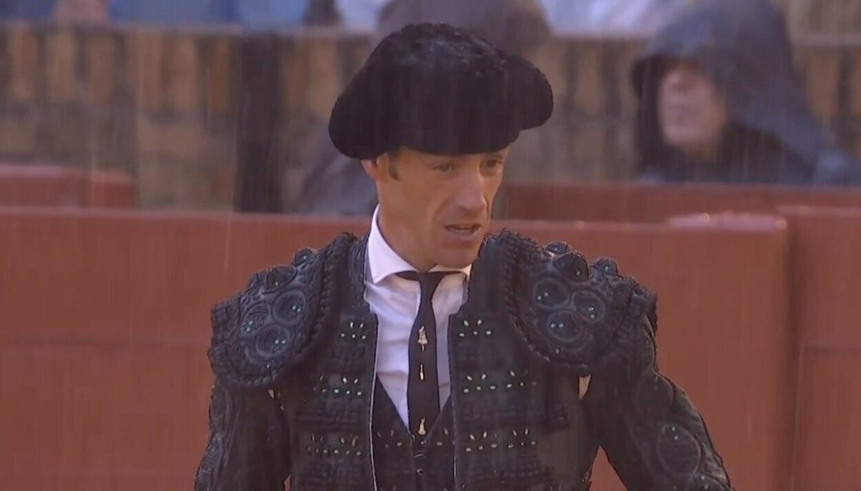 Fuerte aguacero en el cuarto en Sevilla; Fabio Jiménez saluda una ovación con el descastado tercero