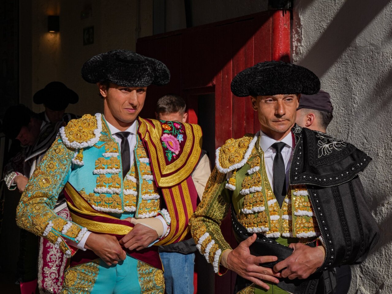 Roca Rey arrasa en su debut en Sutullena y sale en hombros con Ureña