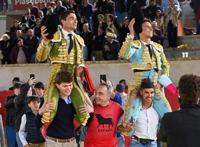 Roca Rey arrasa en su debut en Sutullena y sale en hombros con Ureña