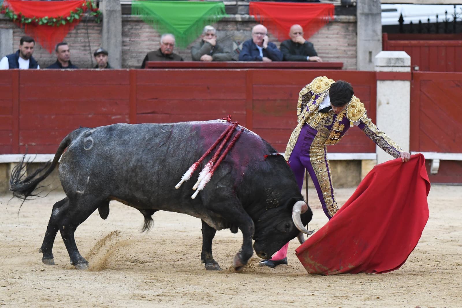 El valor y la firmeza de Manuel Diosleguarde se impone en una tarde de raza en Miraflores de la Sierra