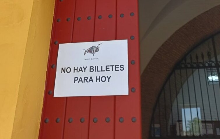 Manzanares, Talavante y Luque cuelgan el sexto cartel de "No Hay Billetes" de la temporada sevillana